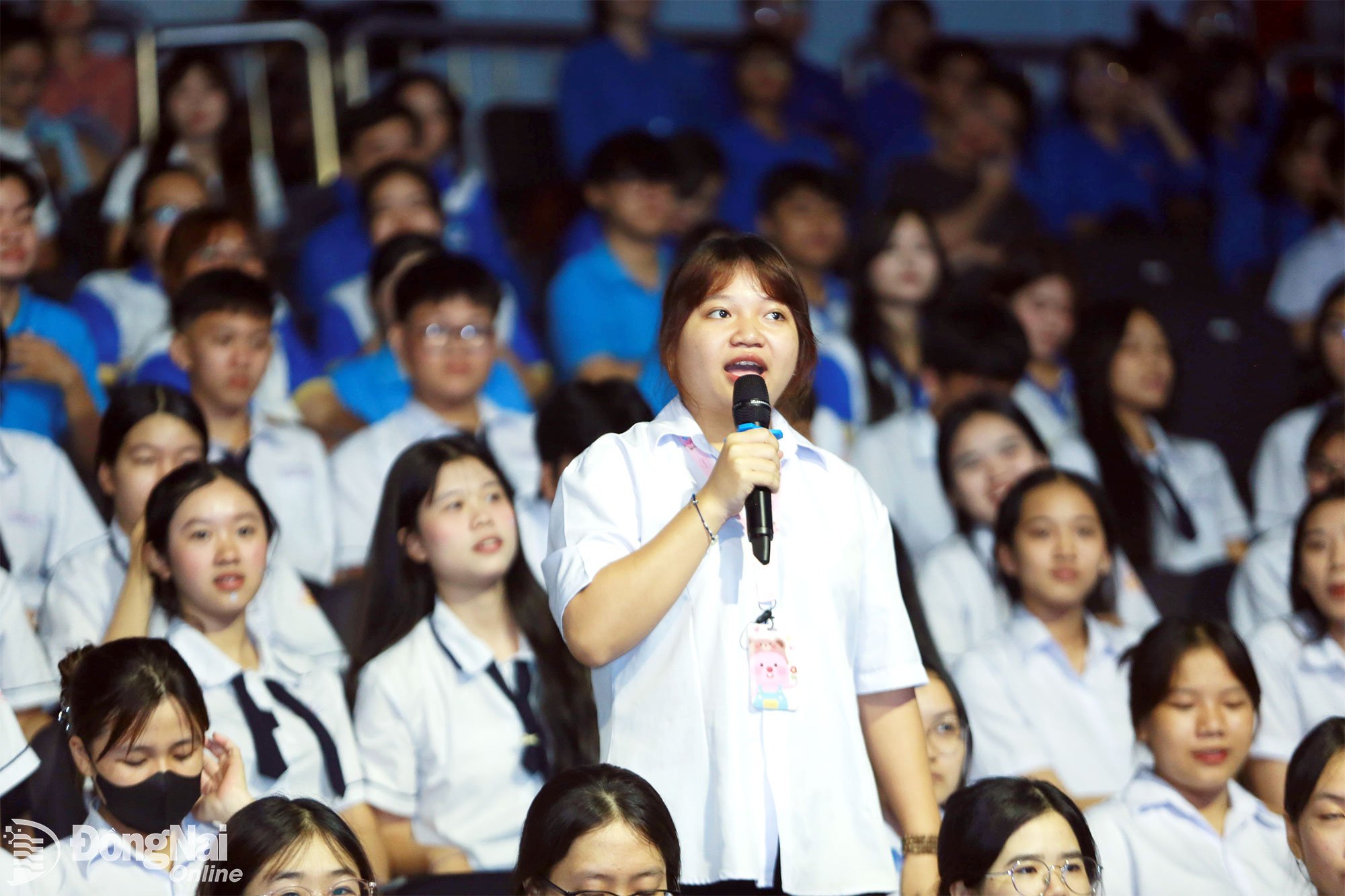 យុវជនបានពិភាក្សាយ៉ាងស្វាហាប់ និង 