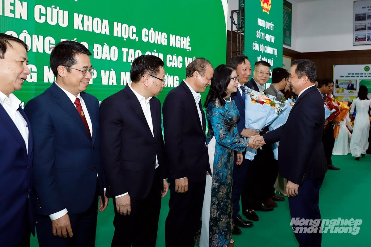 Nhân dịp 20/11, Bộ trưởng gửi lời chúc mừng và tri ân sâu sắc tới các thầy cô giáo, các nhà khoa học trong toàn ngành. Ảnh: Khương Trung.