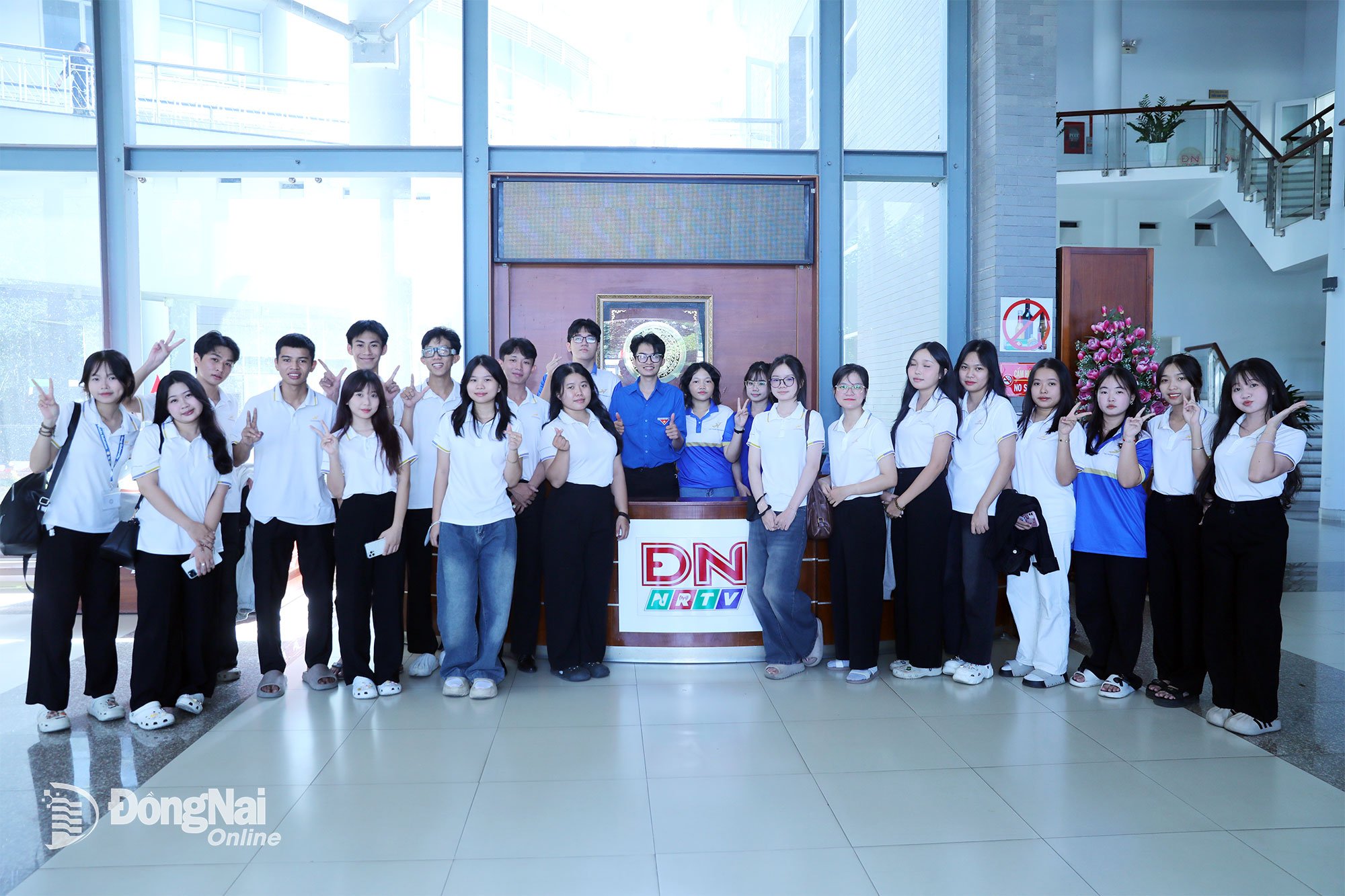 លោក Gen Z Dong Nai បានពិនិត្យយ៉ាងរំភើបមុនពេលពិធីសម្ពោធចាប់ផ្តើម។ រូបថត៖ ហ៊ុយ អាញ់