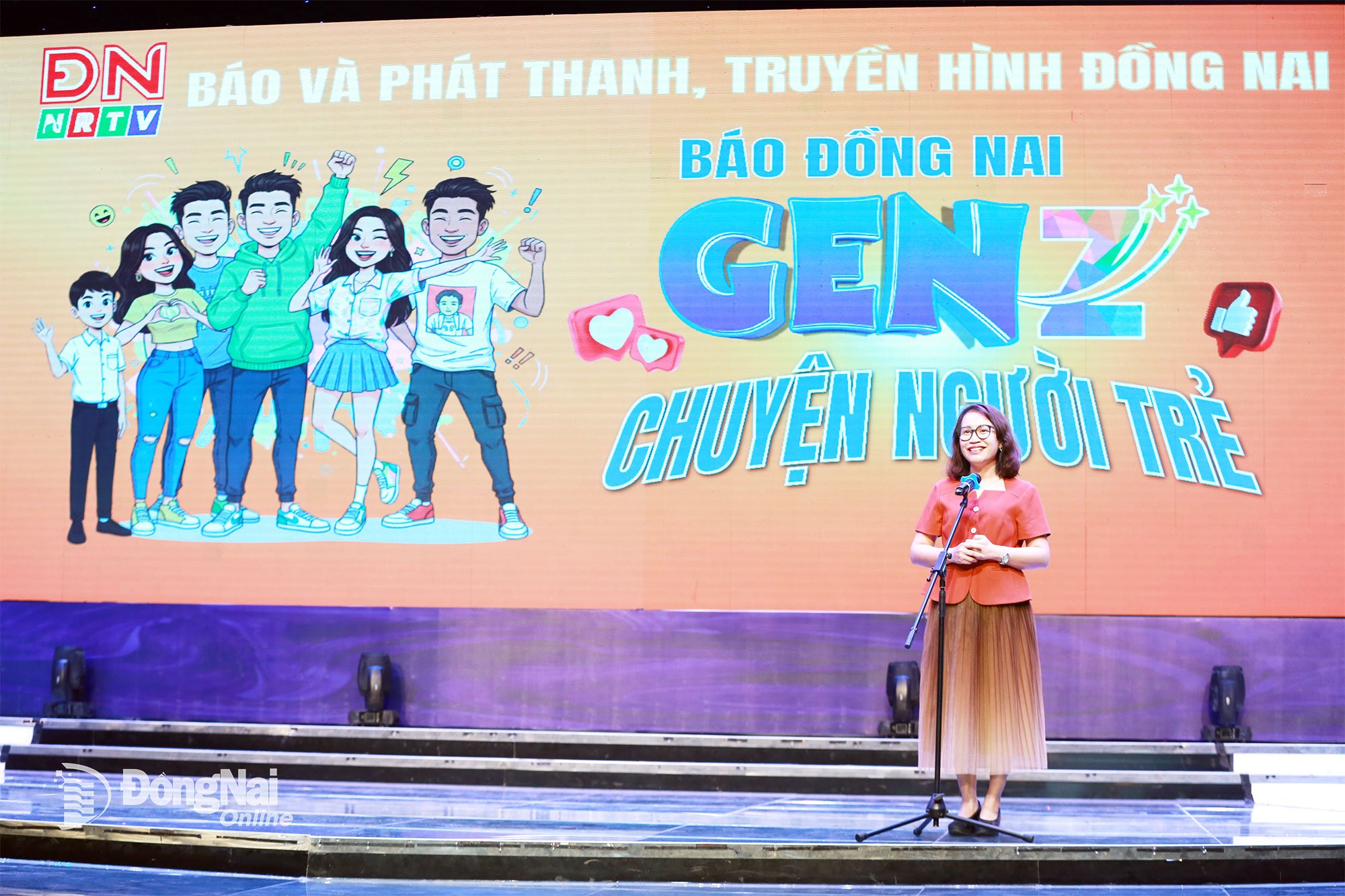 សមាជិកគណៈកម្មាធិការបក្សខេត្ត និពន្ធនាយកកាសែត Dong Nai និងវិទ្យុ និងទូរទស្សន៍ បានចូលរួមនៅក្នុងពិធីសម្ពោធកាសែត Dong Nai Gen Z - រឿងរ៉ាវរបស់យុវជន។ រូបថត៖ ហ៊ុយ អាញ់