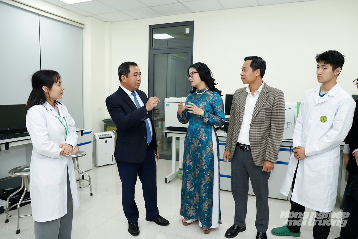 Bộ trưởng Trần Đức Thắng tham quan các trung tâm nghiên cứu của Học viện Nông nghiệp Việt Nam. Ảnh: Khương Trung.