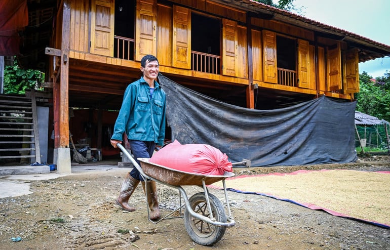 คุณฮวงวันมินห์กำลังเดินออกจากหน้าบ้านใหม่ของนายถั่นดัต