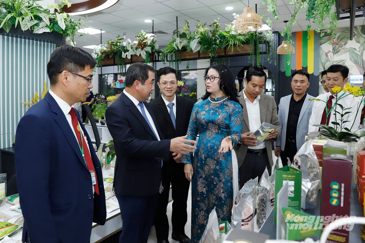 Nói về mục tiêu tăng trưởng 4% của ngành trong năm 2025, Bộ trưởng Trần Đức Thắng cho rằng, chỉ có hai hướng, đó là 'tăng năng suất và phải tăng gấp hai lần', đồng thời 'tăng giá trị sản phẩm.'