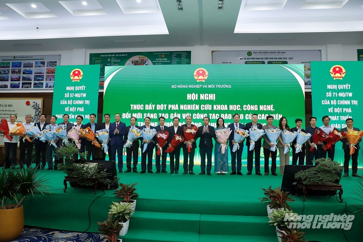 Bộ trưởng Trần Đức Thắng gửi lời chúc mừng và tri ân sâu sắc tới các thầy cô giáo, các nhà khoa học trong toàn ngành, những người đang trực tiếp đóng góp cho sự phát triển của nền nông nghiệp và môi trường Việt Nam. Ảnh: Khương Trung.