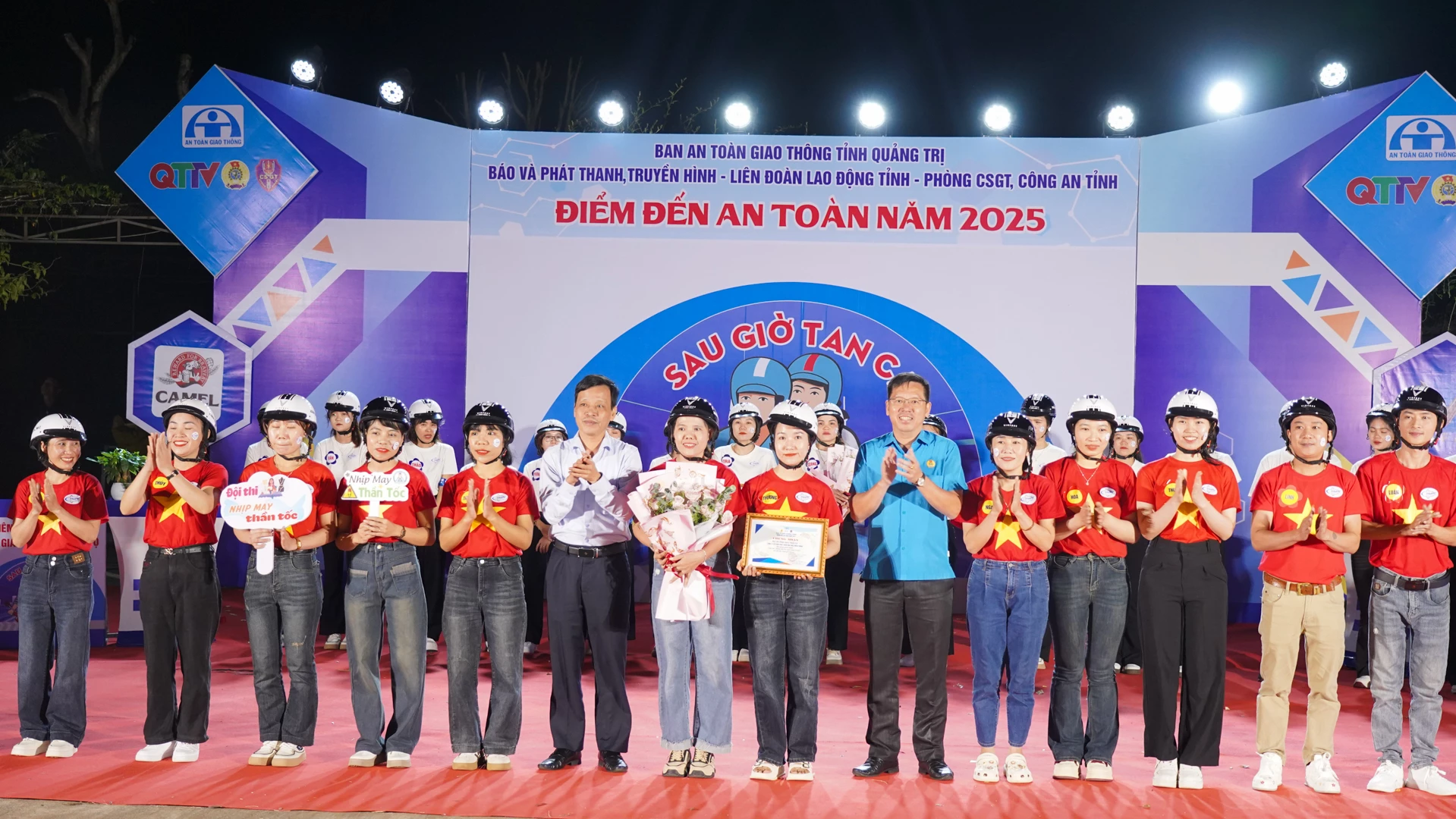 Σύντροφος Νγκουγιέν Χου Τοάν, Μόνιμος Αναπληρωτής Αρχισυντάκτης της Εφημερίδας, του Ραδιοφώνου και της Τηλεόρασης Κουάνγκ Τρι· οι ηγέτες της Επαρχιακής Ομοσπονδίας Εργασίας απένειμαν στην ομάδα που κέρδισε το πρώτο βραβείο - Φωτογραφία: Λε Τρουόνγκ