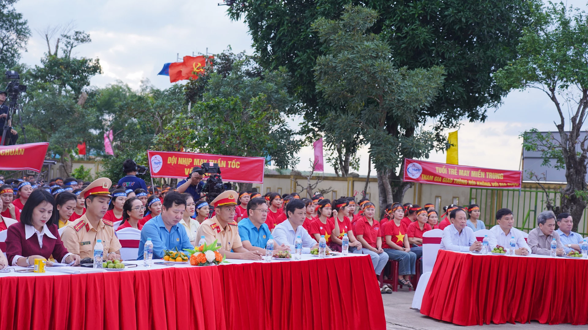 Σύνεδροι που παρακολουθούν την παιδική χαρά Safe Destination μετά την εργασία τους στην Κεντρική Εταιρεία Ανάπτυξης Ενδυμάτων - Φωτογραφία: Le Truong