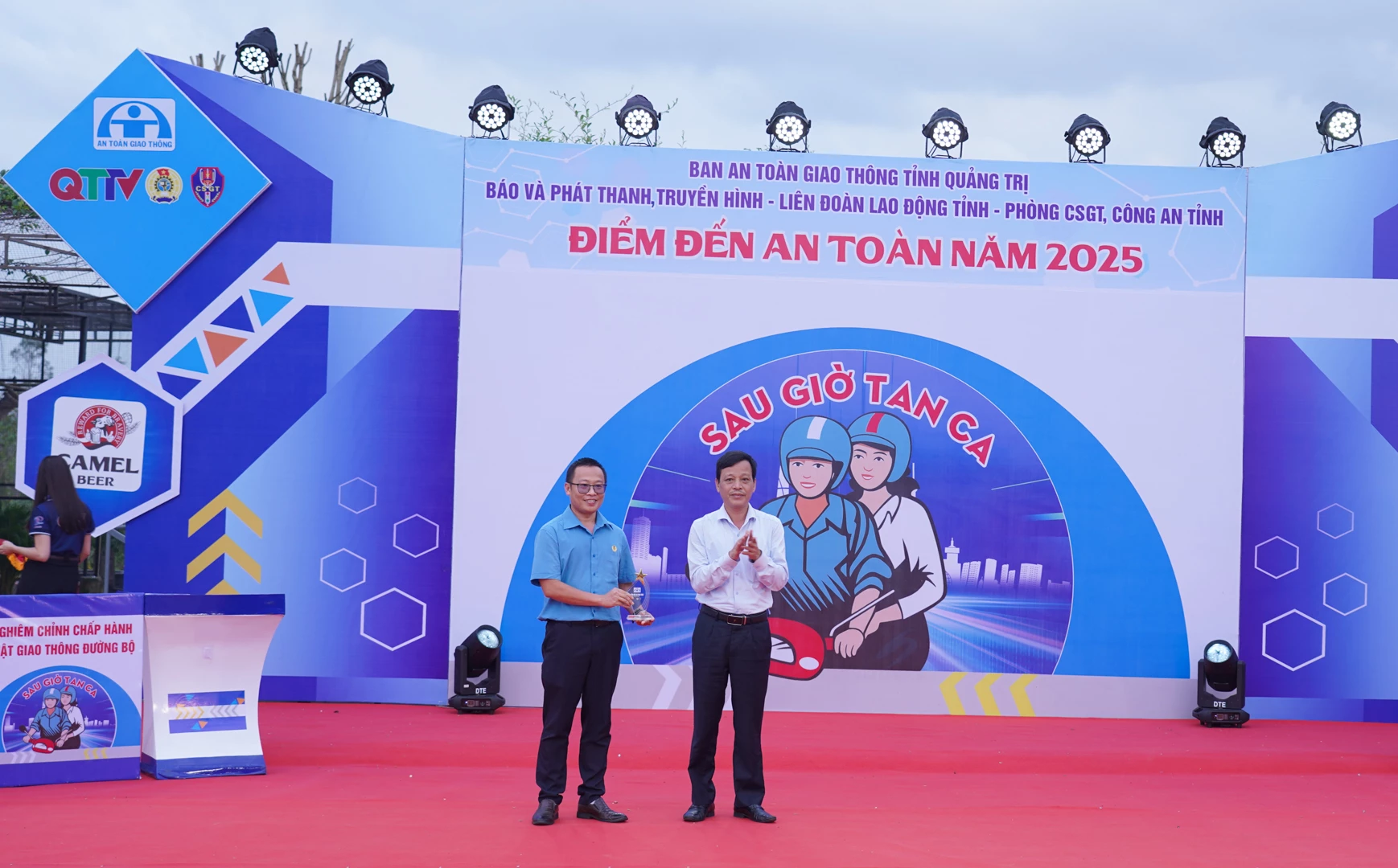 Η σύντροφος Νγκουγιέν Χου Τοάν, μόνιμη αναπληρώτρια αρχισυντάκτρια της εφημερίδας, ραδιοφώνου και τηλεόρασης Quang Tri, απένειμε ένα αναμνηστικό κύπελλο στο Συνδικάτο της Κεντρικής Εταιρείας Ανάπτυξης Ενδυμάτων - Φωτογραφία: Le Truong