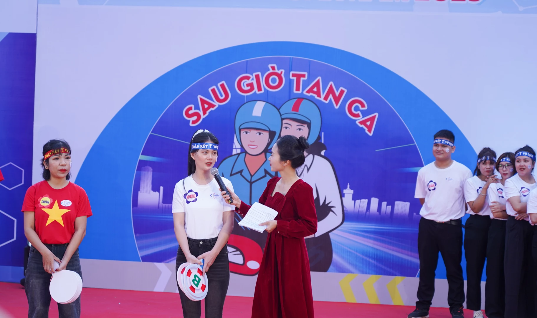 Τα μέλη της ομάδας απαντούν σε ερωτήσεις στην ενότητα Ερωτήσεις και Απαντήσεις - Φωτογραφία: Le Truong