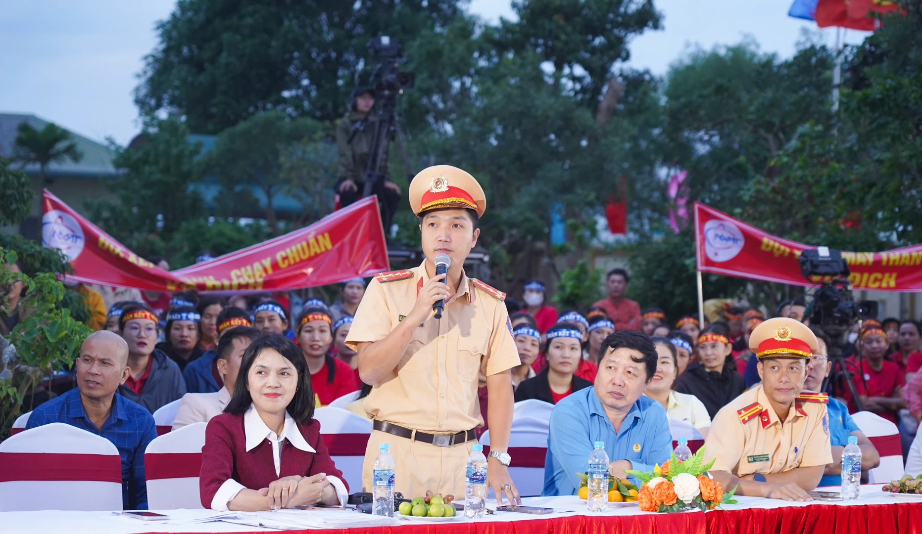 Εκπρόσωποι του Τμήματος Τροχαίας της Επαρχίας εξηγούν ερωτήσεις στην παιδική χαρά - Φωτογραφία: Le Truong