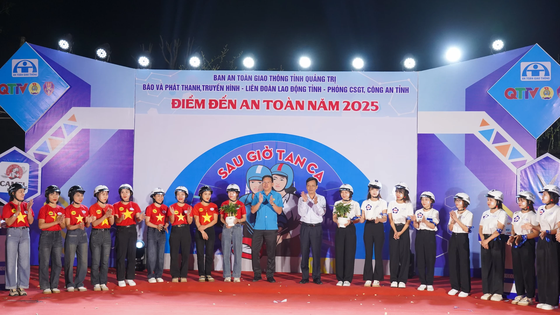 Σύντροφος Nguyen Huu Toan, Μόνιμος Αναπληρωτής Αρχισυντάκτης της Εφημερίδας, του Ραδιοφώνου και της Τηλεόρασης Quang Tri· οι ηγέτες της Επαρχιακής Ομοσπονδίας Εργασίας απένειμαν δέντρα ευτυχίας στις διαγωνιζόμενες ομάδες - Φωτογραφία: Le Truong