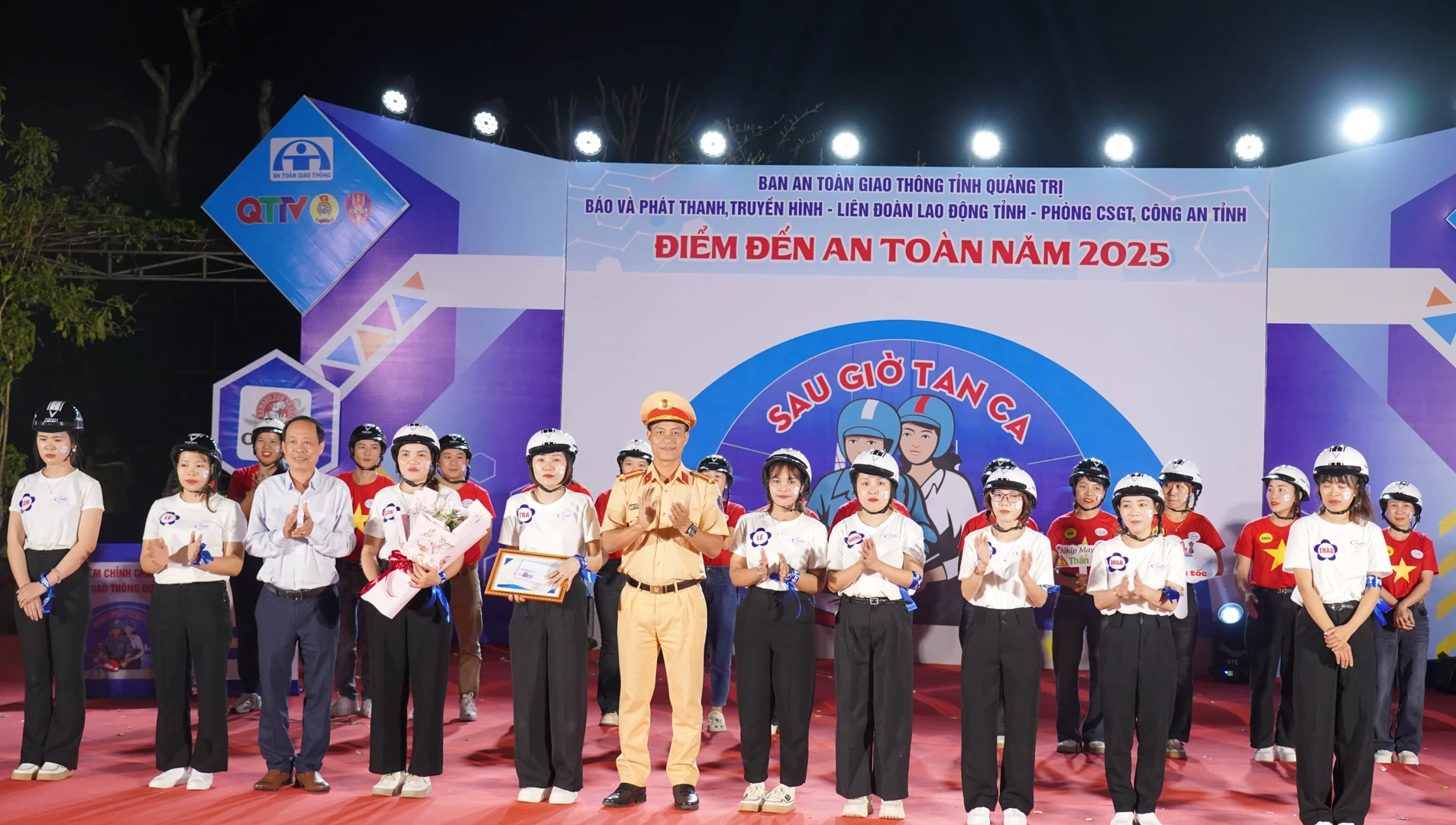 Ο Αναπληρωτής Αρχισυντάκτης της Εφημερίδας, Ραδιοφώνου και Τηλεόρασης Quang Tri, Nguyen Chi Linh. Ο Αναπληρωτής Αρχηγός του Τμήματος Τροχαίας, Αντισυνταγματάρχης Nguyen Van Quang, απένειμε το βραβείο στην ομάδα που κέρδισε το δεύτερο βραβείο - Φωτογραφία: Le Truong