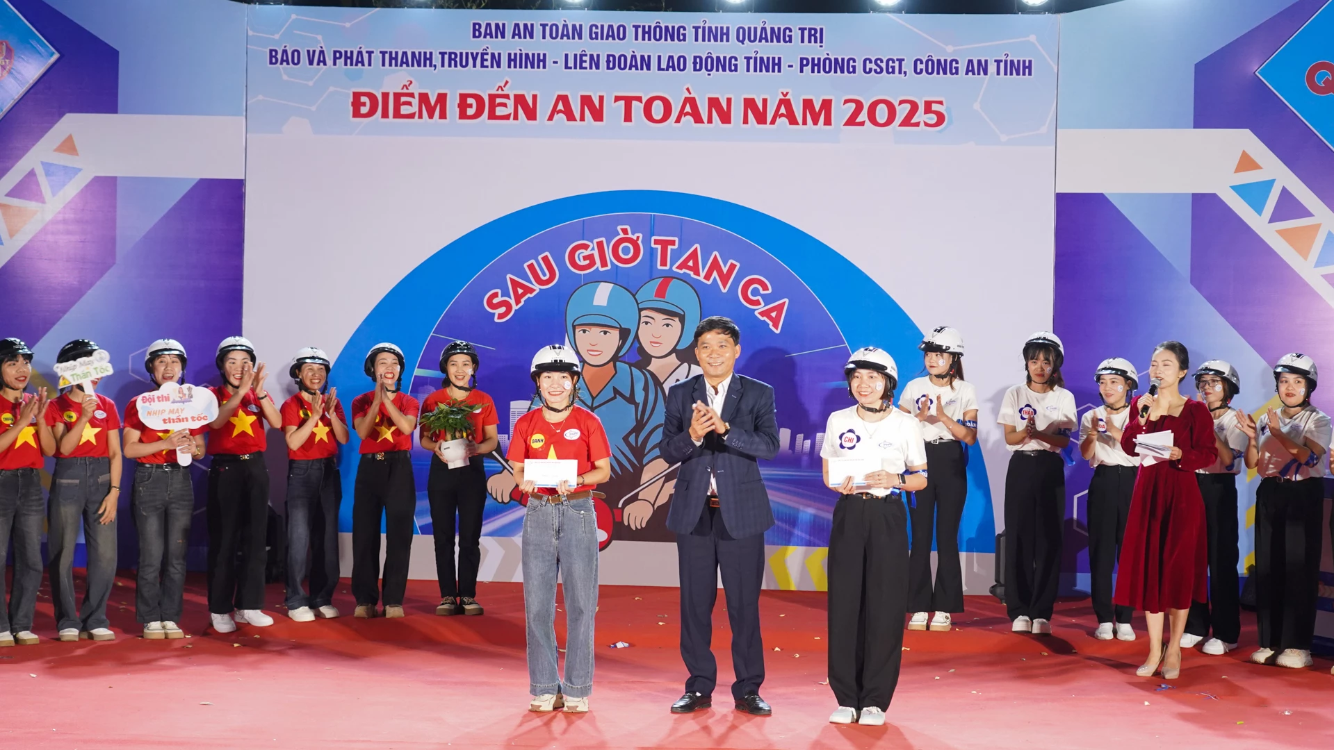 Οι επικεφαλής της Κεντρικής Εταιρείας Ανάπτυξης Ένδυσης απένειμαν τις ομάδες - Φωτογραφία: Le Truong