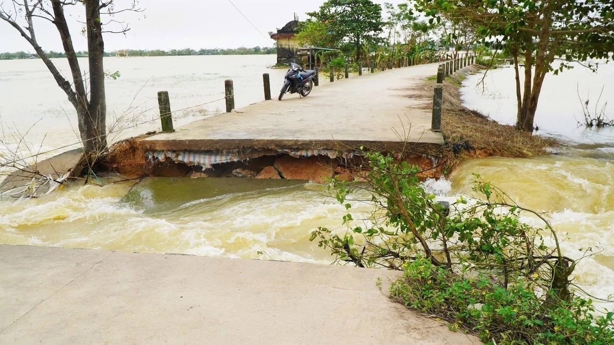 Cuối tháng 10, đầu tháng 11 vừa qua, mưa lũ lịch sử trên địa bàn TP. Huế đã khiến nhiều vùng trũng ngập sâu, giao thông đứt gãy. Ảnh: Văn Dinh.