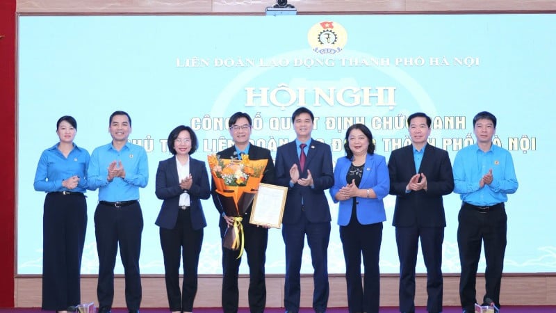 Lãnh đạo Tổng Liên đoàn Lao động Việt Nam, Ủy ban Mặt trận Tổ quốc Việt Nam TP Hà Nội tặng hoa chúc mừng đồng chí Nguyễn Văn Thắng.