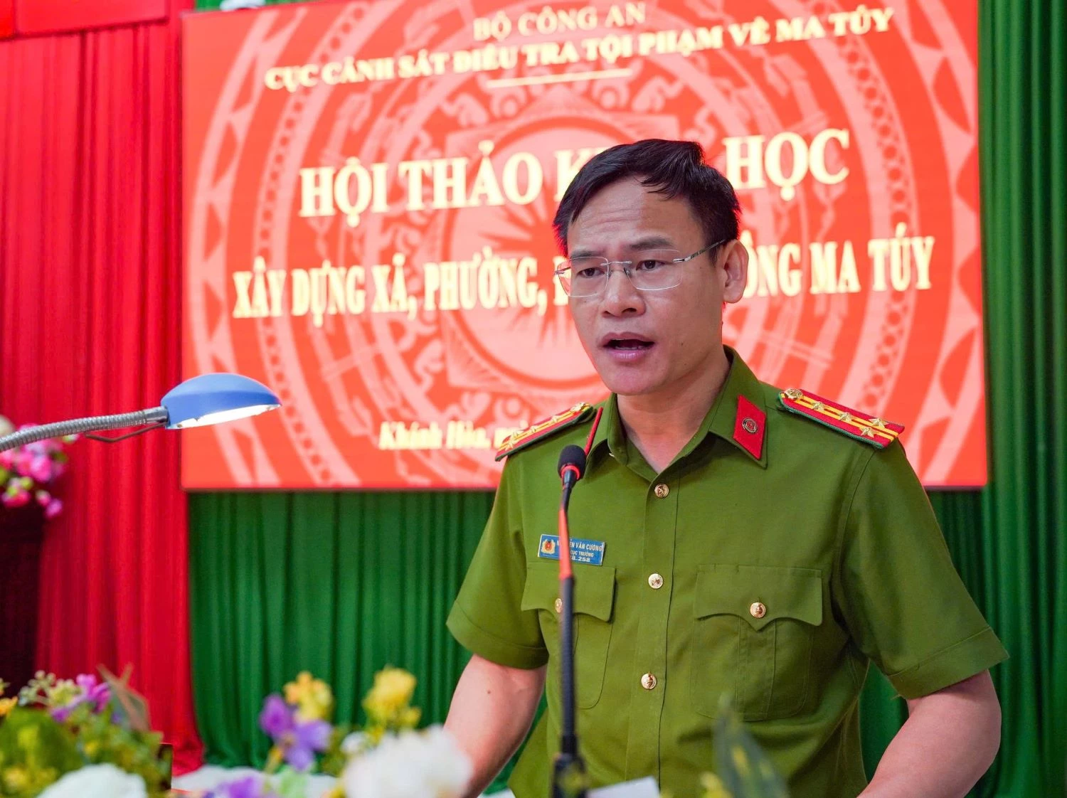 Överste Nguyen Van Cuong - biträdande chef för polisens avdelning för narkotikabrottsutredningar - talade vid workshopen.
