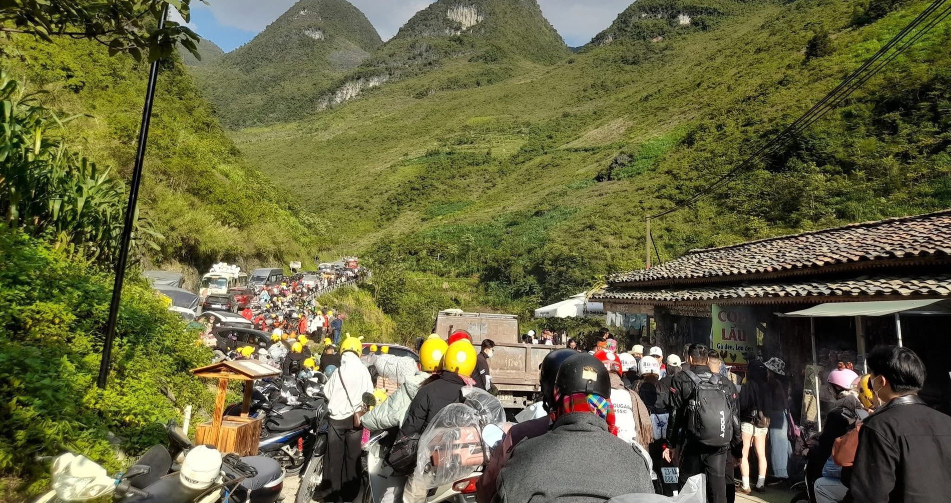 Dốc nổi tiếng ở Tuyên Quang tắc cứng, biển người đổ về săn mùa hoa đẹp nhất năm