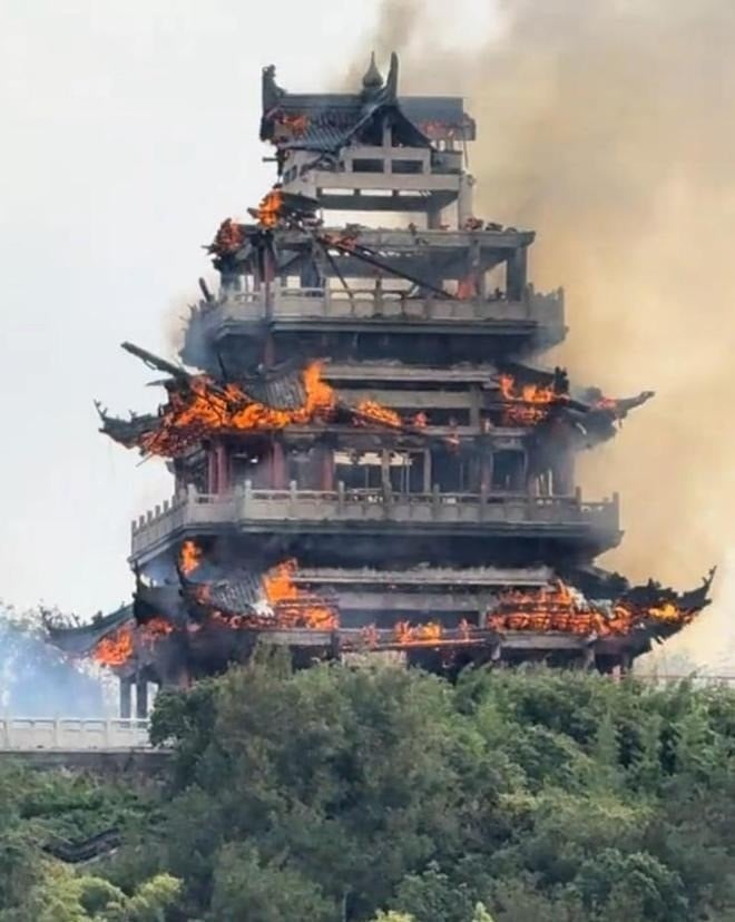 O edifício incendiado é a Torre Van Xuong, que foi reconstruída em 2008 em um estilo antigo falso.