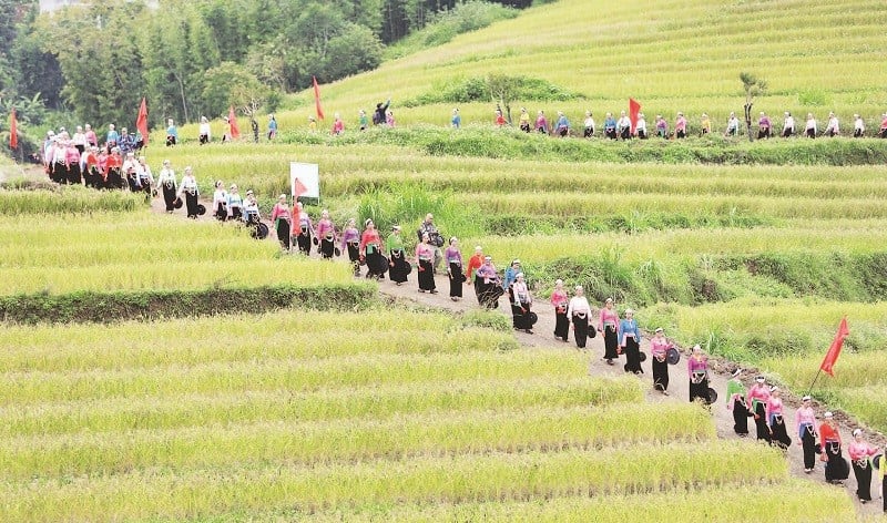 Håndverkere fremfører Muong-gonger på Hill Terraced Field Festival i 2025.