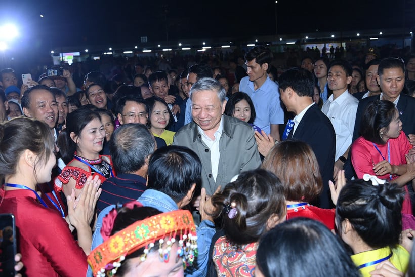 Generalsekreterare To Lam deltog i den nationella dagen för stora enighet med invånarna i Thuong Cat-distriktet i Hanoi. (Foto: DANG KHOA)