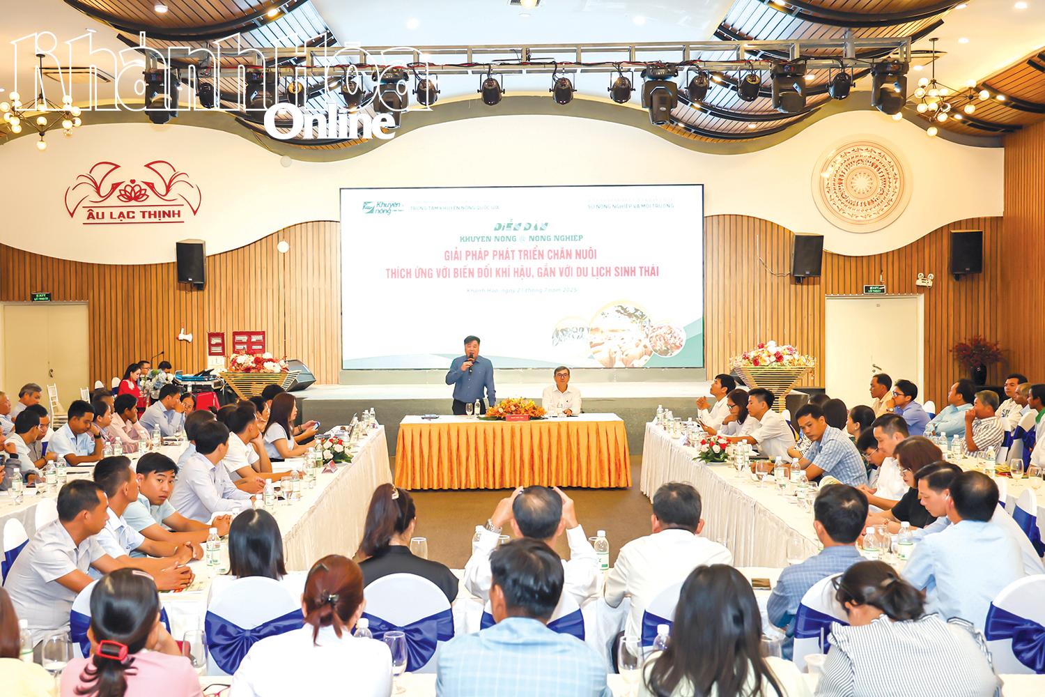 Boeren uit Khanh Hoa wonen het forum over de combinatie van landbouw en toerisme bij.