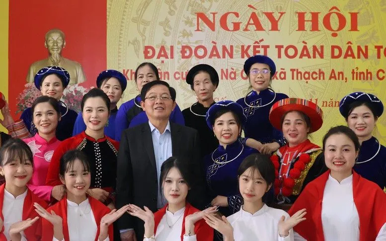 Phó Thủ tướng Hồ Quốc Dũng chung vui với bà con nhân dân khu dư cư Nà Cốc, Cao Bằng trong Ngày hội Đại đoàn kết toàn dân tộc - Ảnh: VGP/Gia Huy