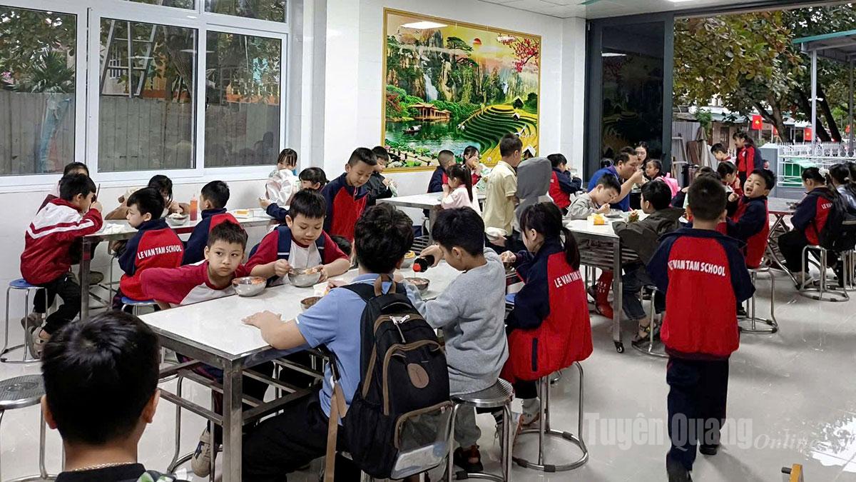 В зоне завтрака в начальной школе Ле Ван Тама обеспечивается соблюдение гигиены и безопасности пищевых продуктов.