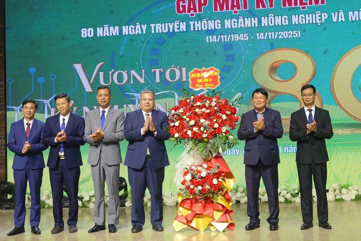 Tỉnh ủy, HĐND, UBND, Ủy ban MTTQ Việt Nam tỉnh Sơn La tặng hoa chúc mừng tập thể lãnh đạo, công chức, viên chức ngành Nông nghiệp và Môi trường Sơn La. Ảnh: Nguyễn Nga.