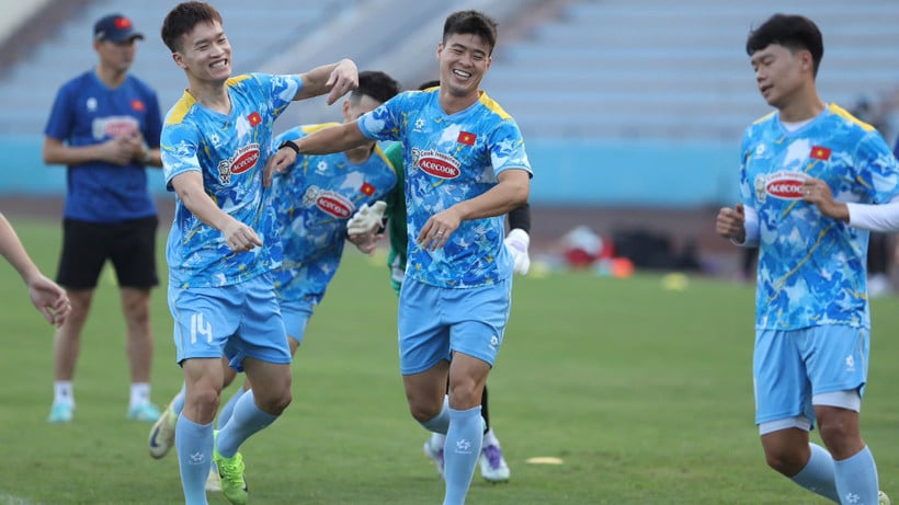 Do Duy Manh (mijloc) se antrenează entuziasmat cu coechipierii săi. (Foto: VFF)