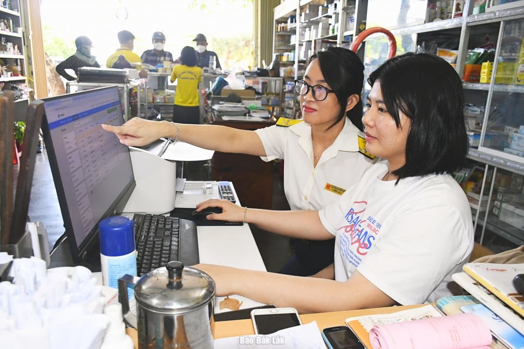 مأموران مالیاتی ۷ استان داک لک، خانوارهای تجاری را برای دریافت فاکتورهای ورودی هنگام خرید کالا راهنمایی می‌کنند و هنگام فروش کالا و خدمات، فاکتورهای الکترونیکی خروجی صادر می‌کنند.