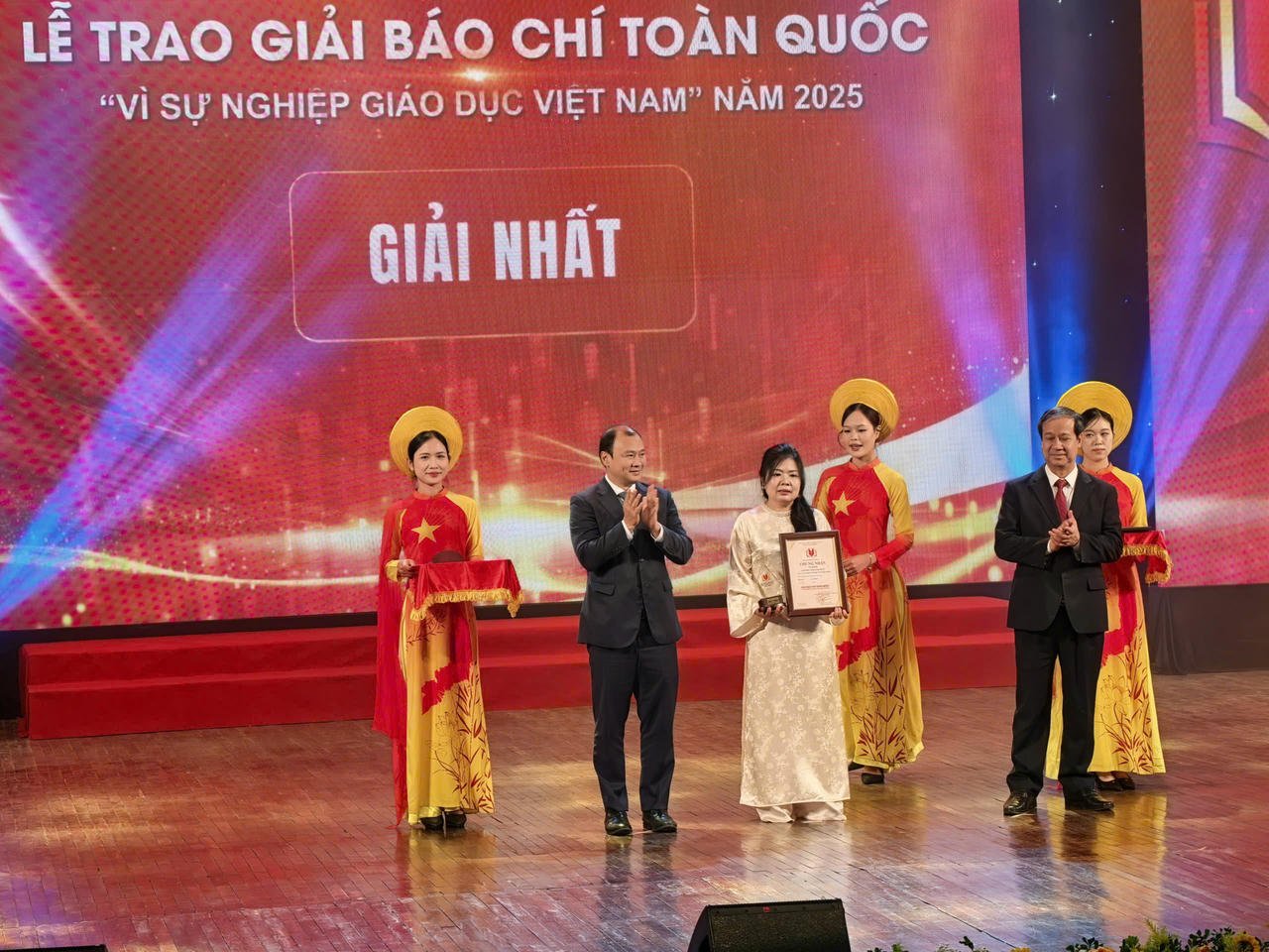 ការដែលកាសែតច្បាប់វៀតណាមត្រូវបានដាក់ឈ្មោះក្នុងពានរង្វាន់សារព័ត៌មានដ៏មានកិត្យានុភាពលើវិស័យអប់រំ បន្តបញ្ជាក់ពីស្មារតីនៃការទទួលខុសត្រូវ និងការយកចិត្តទុកដាក់របស់ក្រុមអ្នកសារព័ត៌មាន និងអ្នកកែសម្រួលរបស់ខ្លួន។ (ប្រភព៖ Tuan Anh)