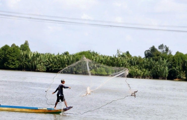 Miejscowi ludzie podróżują łodziami, aby zarobić na życie na lagunie.