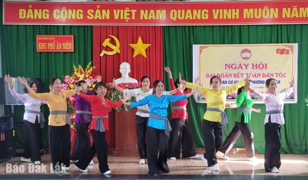 Hát múa mừng ngày hội.