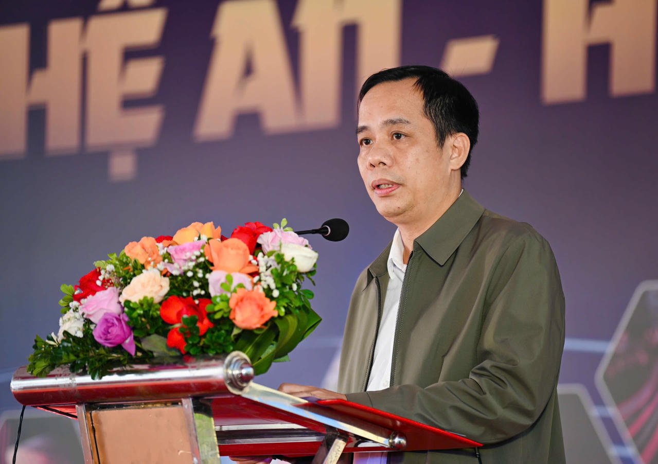 প্রদর্শনীর উদ্বোধনী ভাষণ দেন এনঘে আন প্রদেশের সংস্কৃতি, ক্রীড়া ও পর্যটন বিভাগের উপ-পরিচালক মিঃ বুই কং ভিন। ছবি: জিও লাও