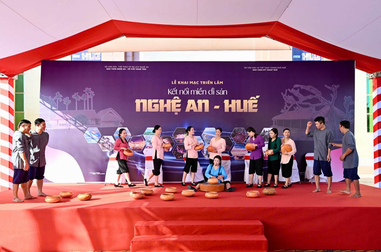 প্রদর্শনীতে এনঘে লোকগানের পরিবেশনা।