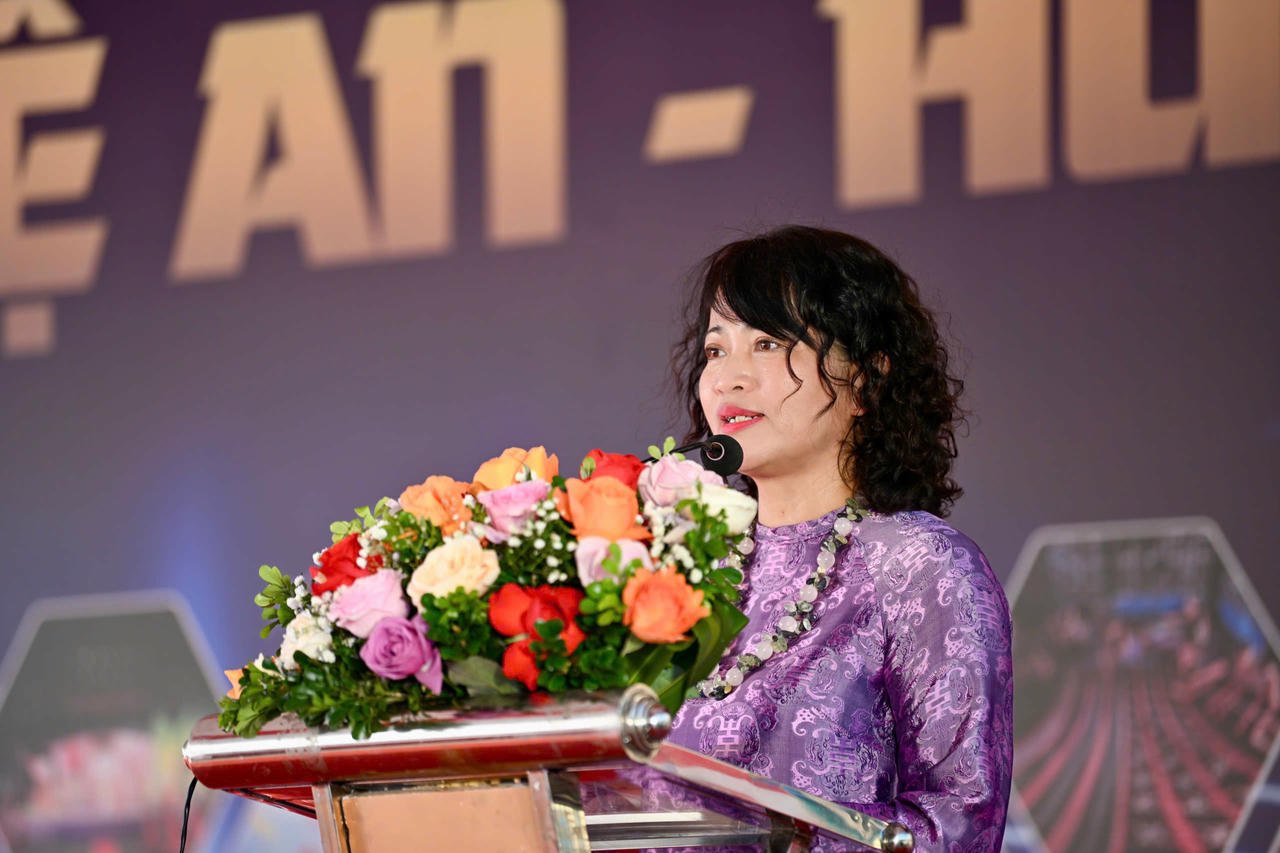 মিসেস দিন থি হোয়াই ট্রাই - হিউ মিউজিয়াম অফ ফাইন আর্টসের পরিচালক।