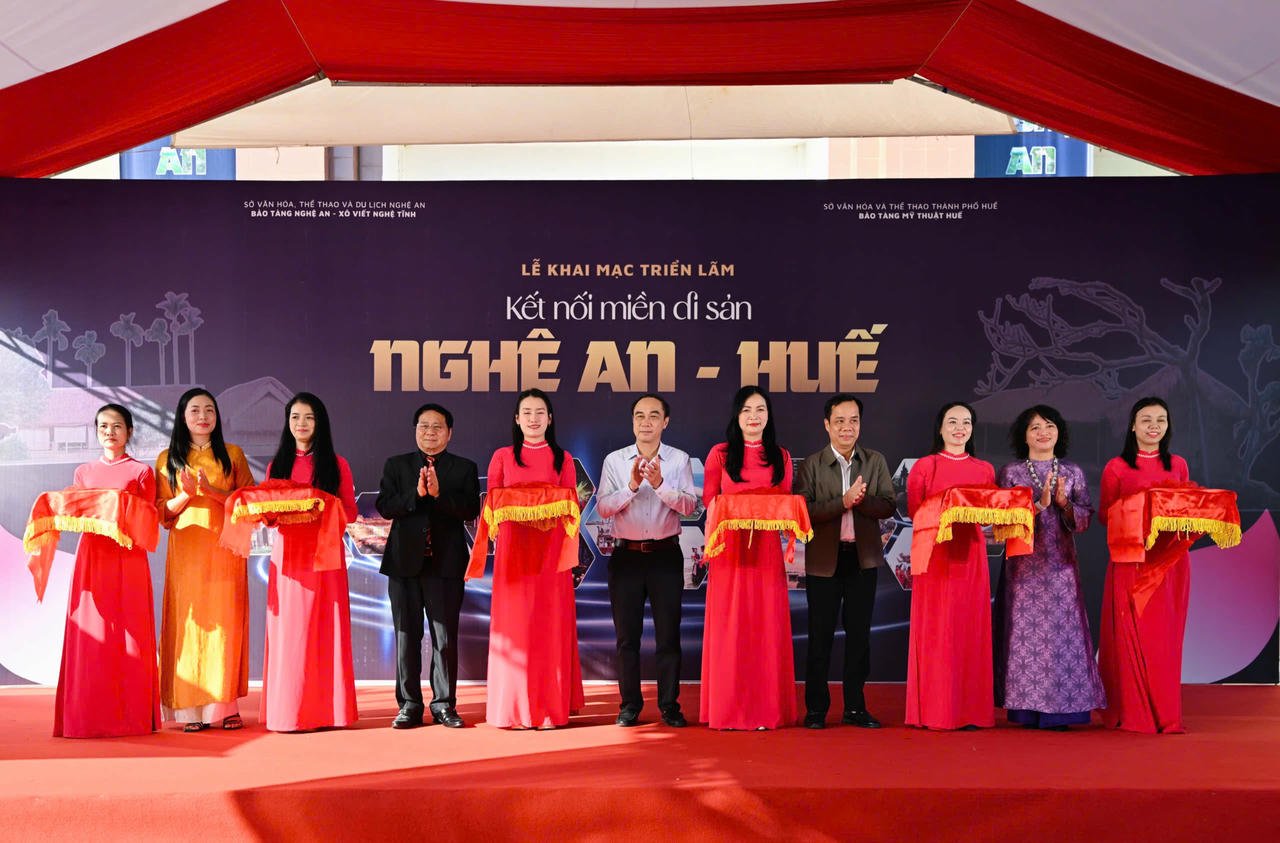 প্রতিনিধিরা ফিতা কেটে প্রদর্শনীর উদ্বোধন করেন।