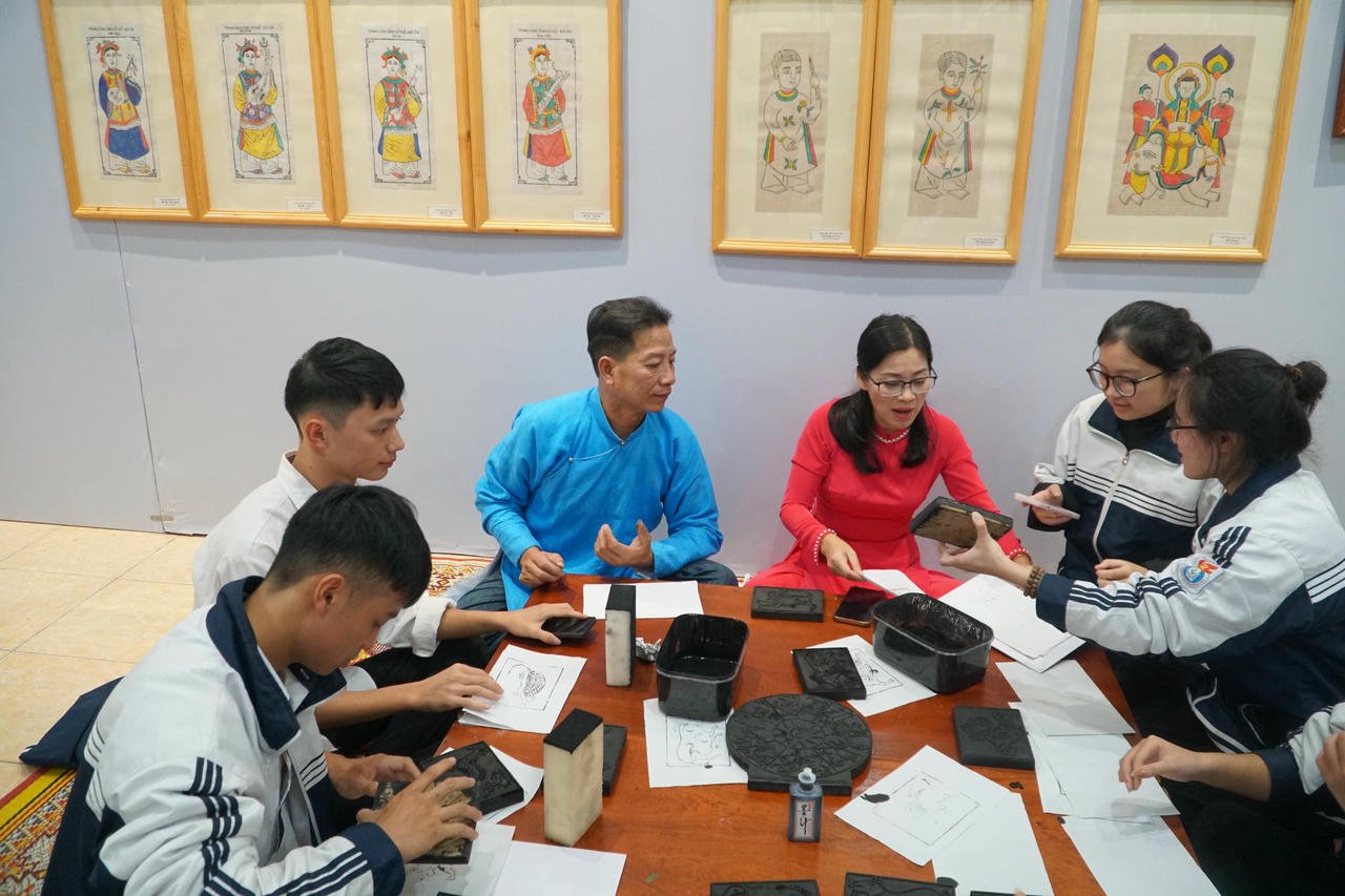 সিং গ্রামের চিত্রকর্ম তৈরির অভিজ্ঞতা - ৪০০ বছরেরও বেশি সময় ধরে হিউয়ের একটি বিখ্যাত চিত্রকলা ধারা। ছবি: টুয়েট ল্যান