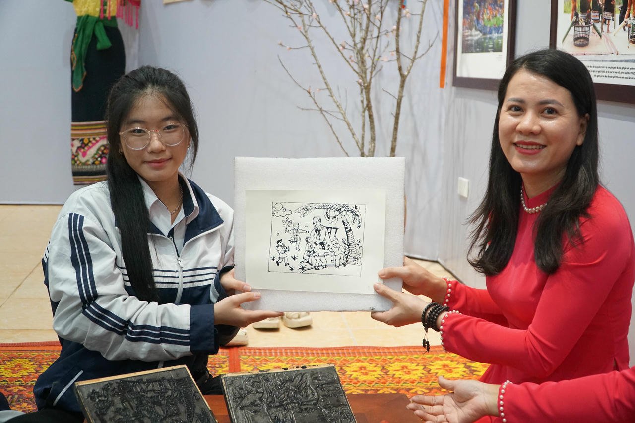 ডং হো লোকচিত্র মুদ্রণের অভিজ্ঞতা নিচ্ছে শিক্ষার্থীরা। ছবি: টুয়েট ল্যান