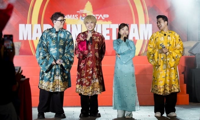 DTAP 그룹과 Phuong My Chi(오른쪽에서 두 번째)가 8월 말 후에에서 프로젝트를 홍보하고 있다. 사진: Duc Triet