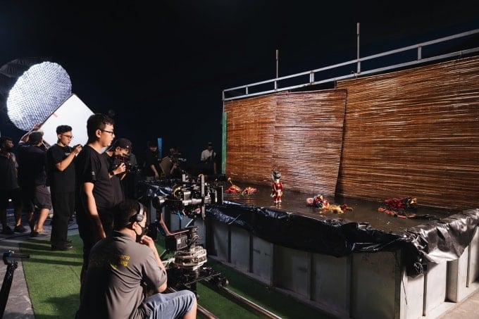 뮤직비디오에서 물인형 장면을 촬영하는 제작진의 비하인드 스토리입니다.