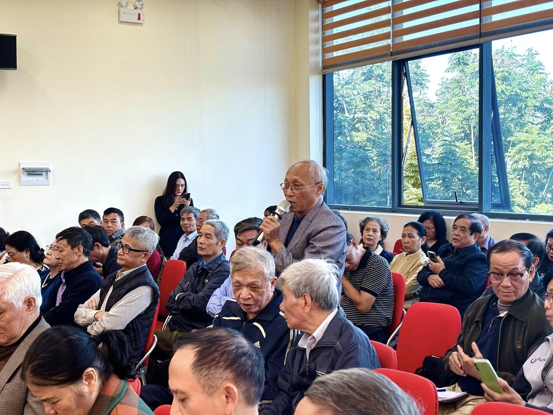 Lãnh đạo phường Ba Đình đối thoại với người dân- Ảnh 2.