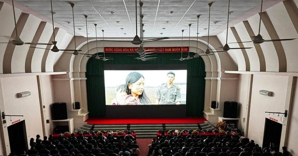 Khán giả Côn Đảo xúc động xem phim Mưa đỏ