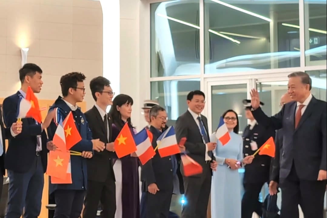 Delegasjon fra det vietnamesiske samfunnet i Frankrike ønsket generalsekretær To Lam velkommen under hans offisielle besøk i Den franske republikk, oktober 2024. (Forfatter nummer to fra venstre)