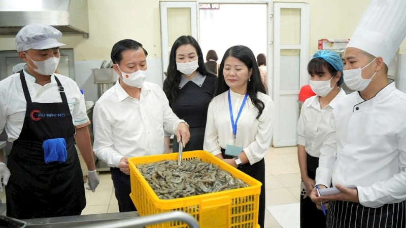 En arbetsgrupp från Hanoi gjorde en oväntad inspektion av det gemensamma köket på Dong La Primary School i An Khanh kommun. (Foto: THU MINH)