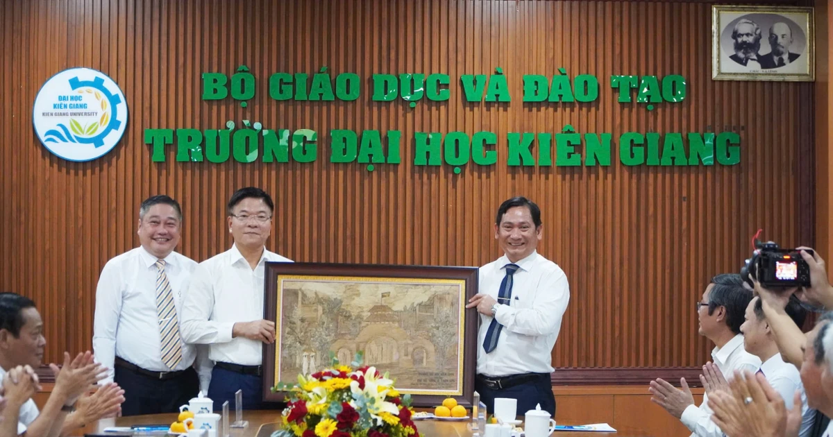 Phó Thủ tướng Lê Thành Long làm việc với Trường Đại học Kiên Giang