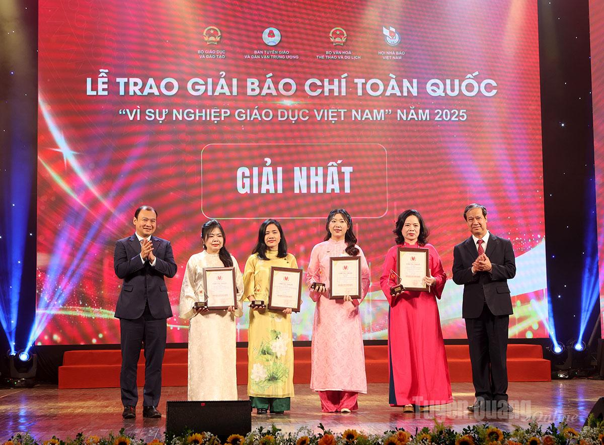 Kamrat Nguyen Kim Son, utbildningsminister, och Le Hai Binh – suppleant i partiets centralkommitté, ständig biträdande minister för kultur, sport och turism – tilldelade första priset till författarna och författargrupperna.