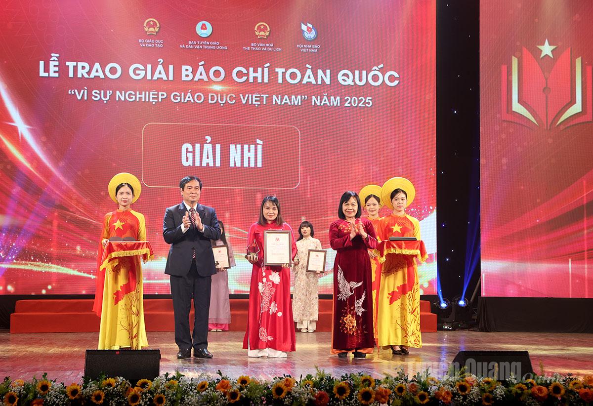 Tuyen Quang Newspaper, Radio and Television vann andra pris med en artikelserie om fyra.