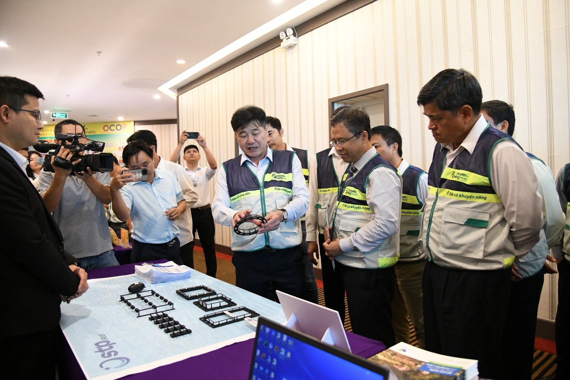 UBND các tỉnh, thành phố cần quan tâm ban hành cơ chế chính sách, bố trí nguồn kinh phí, hỗ trợ, tạo điều kiện về cơ sở vật chất cho các tổ khuyến nông cộng đồng hoạt động hiệu quả. Ảnh: Hoàng Anh.