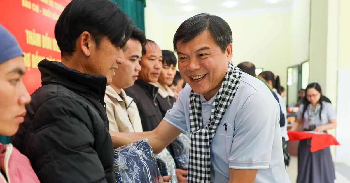 Đoàn tuyên giáo, báo chí TP.HCM thăm, tặng quà chiến sĩ biên phòng và người dân biên giới Cao Bằng