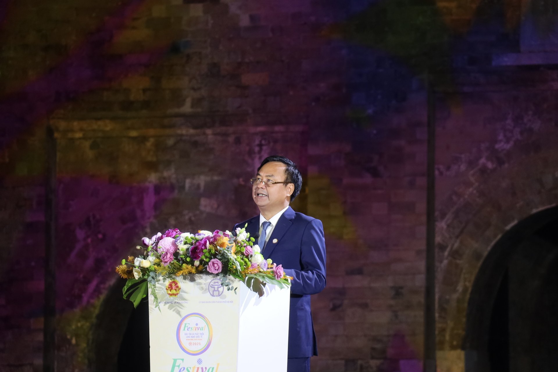 Thứ trưởng Võ Văn Hưng bày tỏ, sự gặp gỡ giữa nghệ nhân Việt Nam và quốc tế tại Festival không chỉ là cuộc giao lưu nghề nghiệp, mà là cuộc đối thoại văn hoá sâu sắc. Ảnh: Phương Linh.